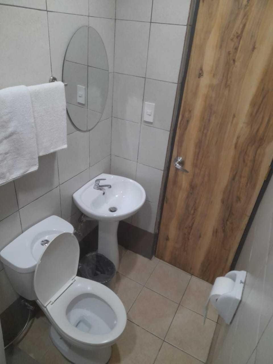 מנילה Oyo 1011 First Hotel מראה חיצוני תמונה