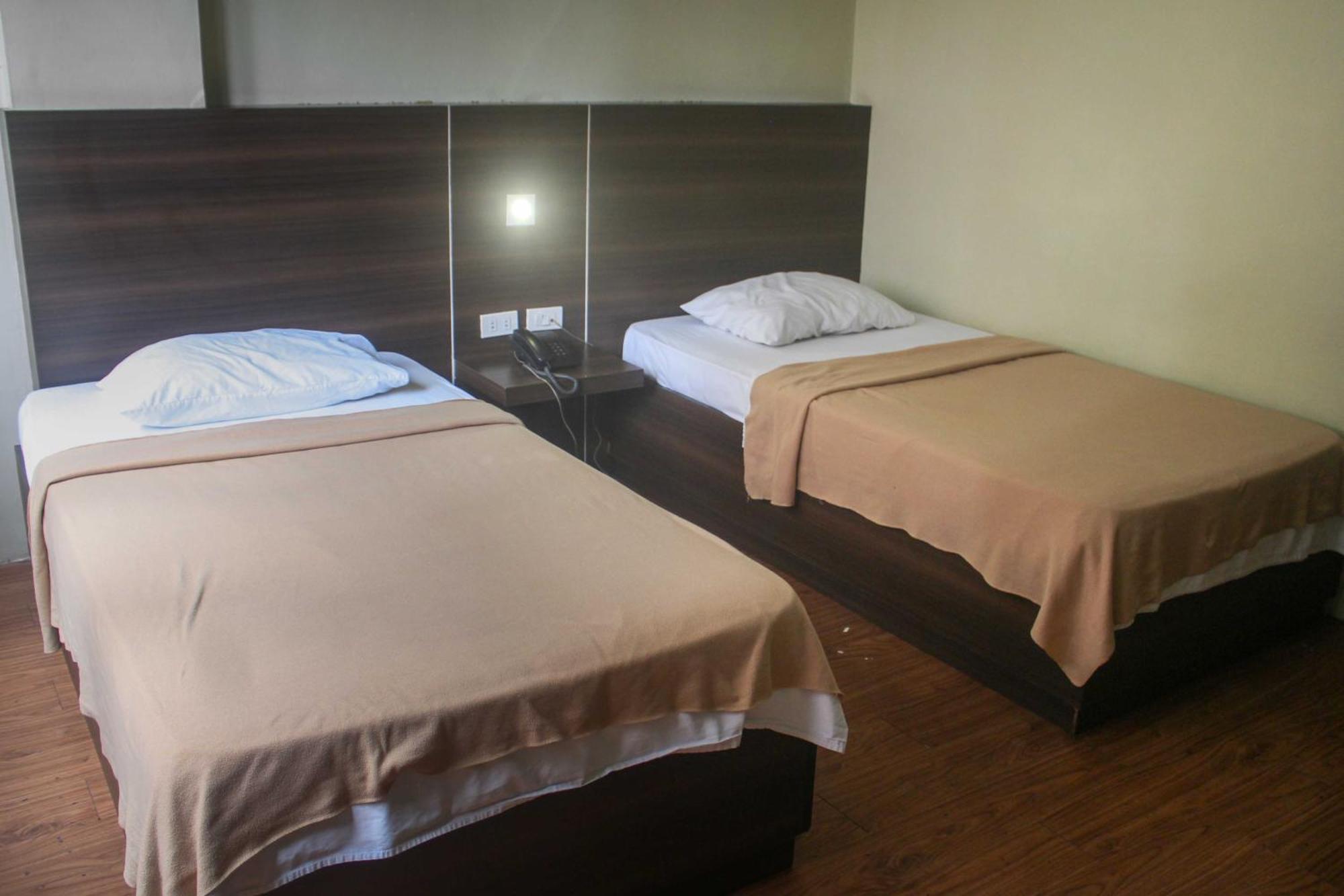 מנילה Oyo 1011 First Hotel מראה חיצוני תמונה